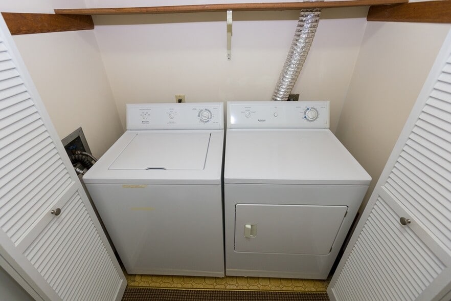 Laundry in unit - 7345 Century Plz
