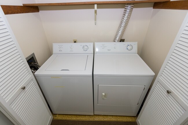 Laundry in unit - 7345 Century Plz