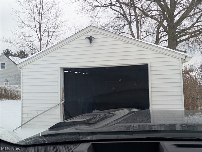 Building Photo - 637 E Wilbeth Rd