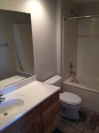 Building Photo - Great 2 bedroom condo on 2nd story!