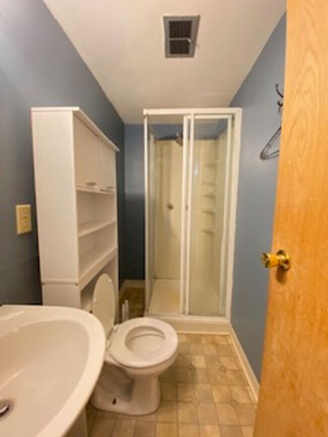 Building Photo - 3 Bedroom Home Available in Elkhart!