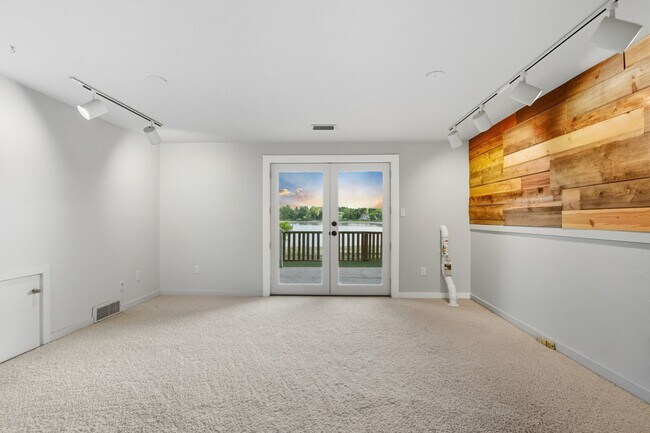Building Photo - Lakeside living in 3-bedroom, multi-story ...
