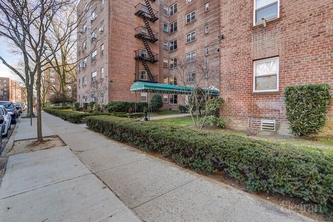 Building Photo - 75-02 Austin St