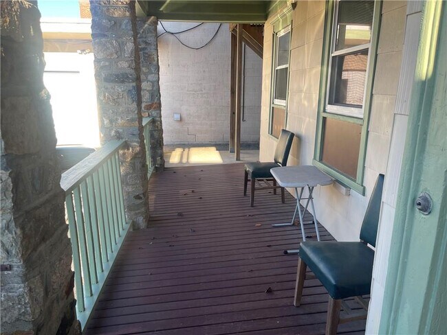 Building Photo - 585 Main St