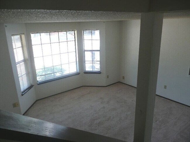 Building Photo - Nice 3 Bedroom 1 1/2 Bath Townhouse in Tacoma!