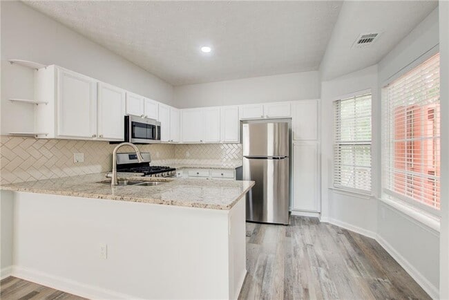 Building Photo - 2470 Stonegate Dr