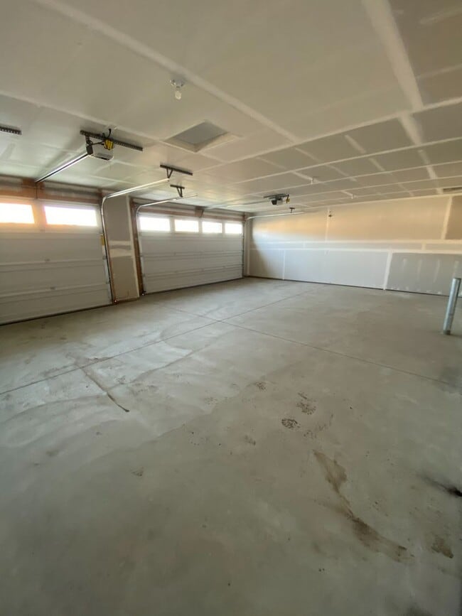 Building Photo - SINGLE FAMILY RANCHER ON ARROW LEAF (APP#146)