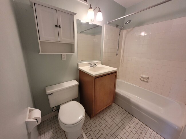 Building Photo - Beautiful 1 Bedroom Condo! All Utilities I...