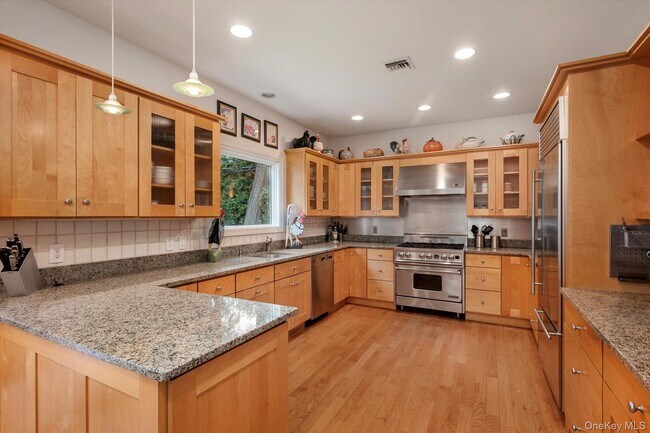 Building Photo - 16 Polo Field Ln