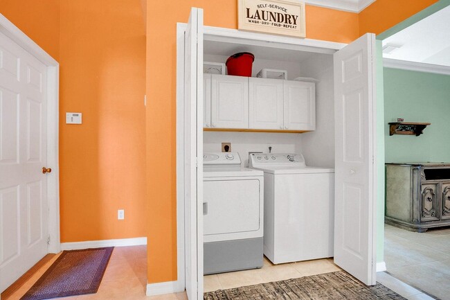 Building Photo - 707 NW Floresta Dr