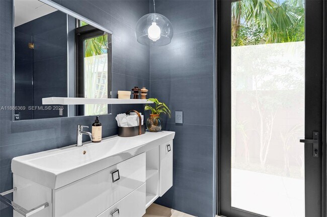 Building Photo - 3306 NE 16th St