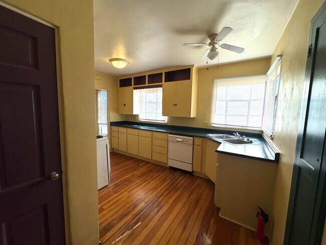 Building Photo - Stunning Nob Hill Bungalow!