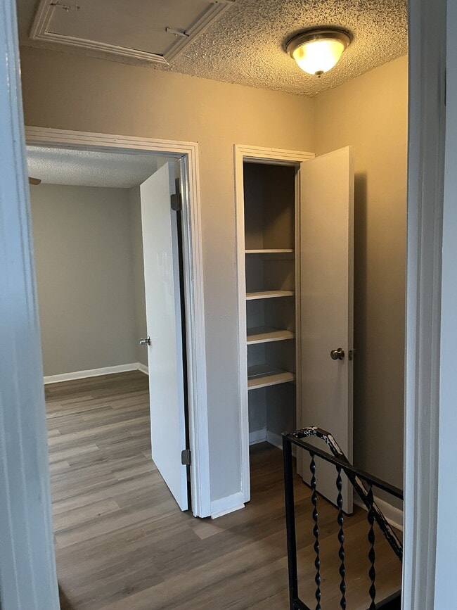 Building Photo - 2 Bedrooms 1 1/2 Baths Townhouse Minutes To Downtown Nashville, Tn ONE MONTH OF FREE RENT!