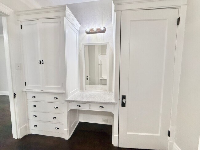 Building Photo - Unique Upstairs Studio w/ Hardwoods in Vintage 1920's Complex