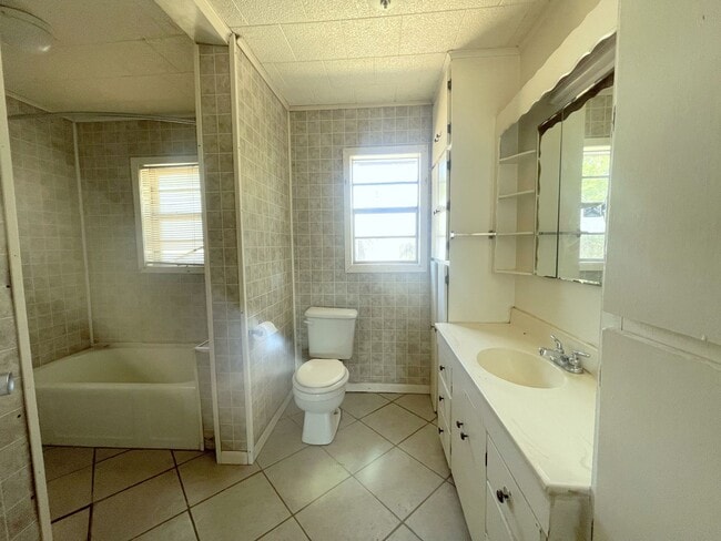 Building Photo - 2120 Canyon Dr