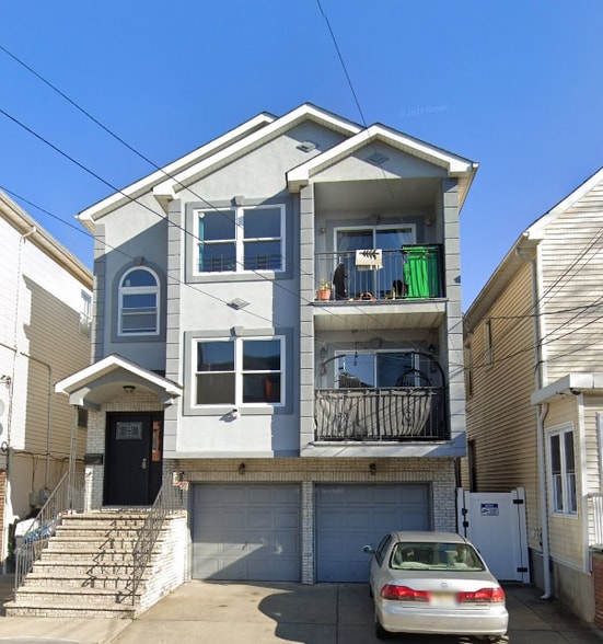 Primary Photo - 515 Bond St