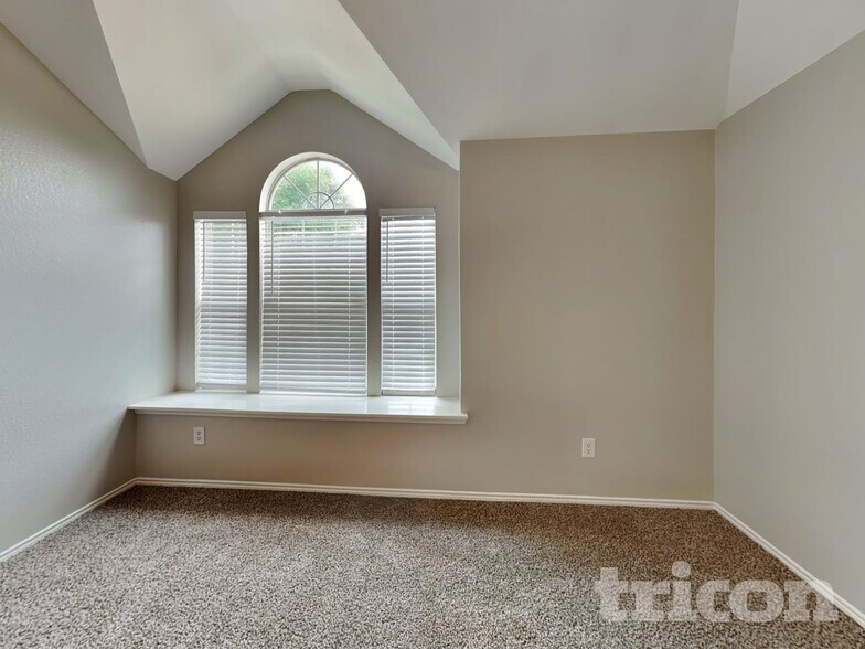 Building Photo - 704 Crockett Dr