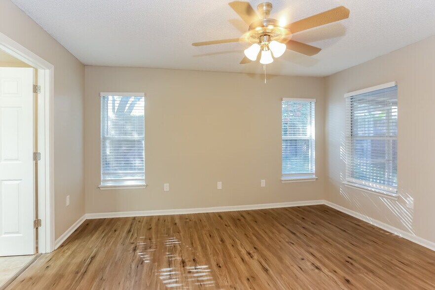 Building Photo - 536 Chancellor Dr E