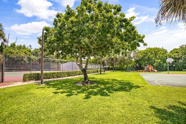 Building Photo - ** VICTORIA PARK ** 4 BED / 2 BATH - POOL ...