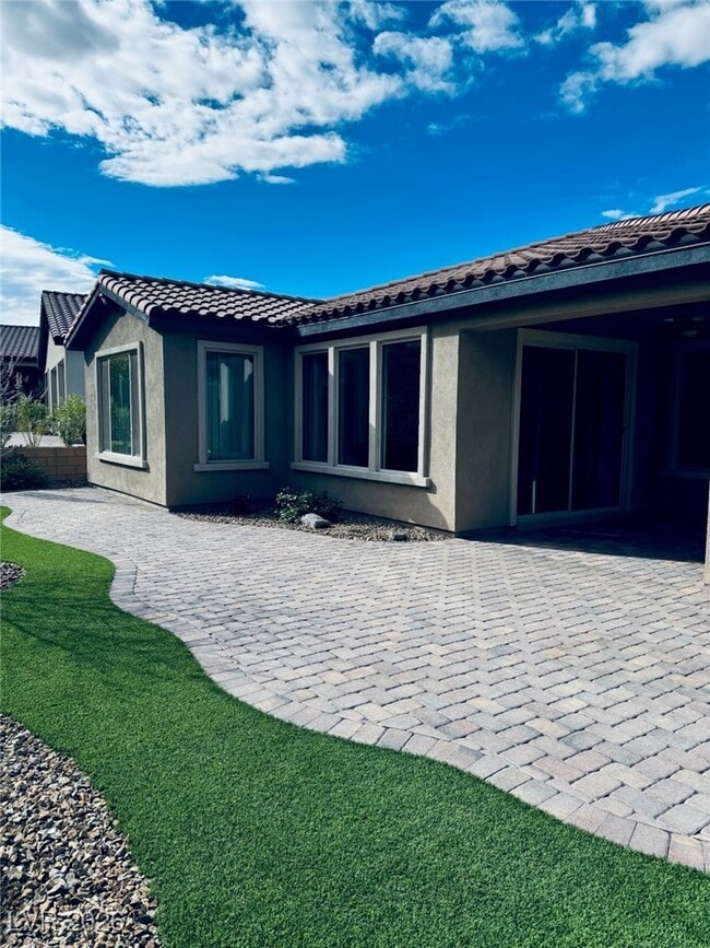 Building Photo - 92 Lake Oasis St