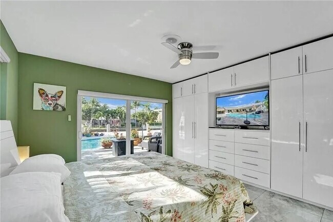 Building Photo - 2830 NE 55th St