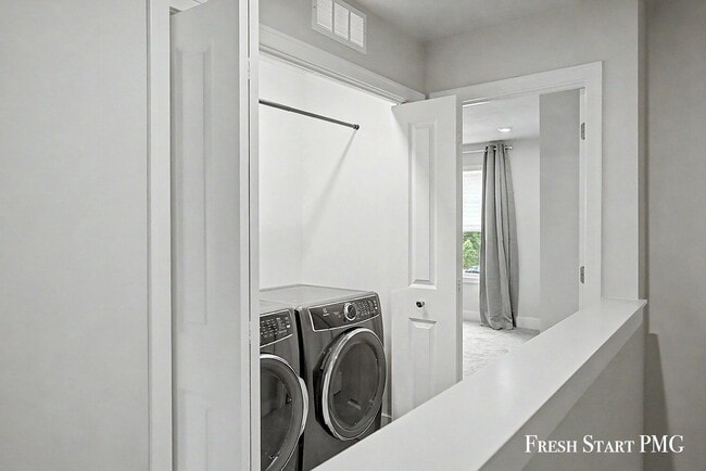 Building Photo - 3-Bed with 2.5 Baths in Rockford's Serene Setting with Fenced in Yard