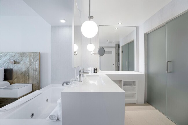 Building Photo - 3101 Bayshore Dr