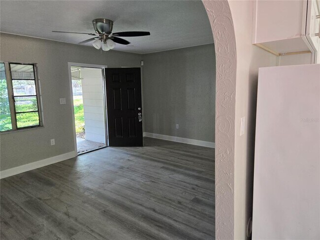 Building Photo - 804 W Linebaugh Ave
