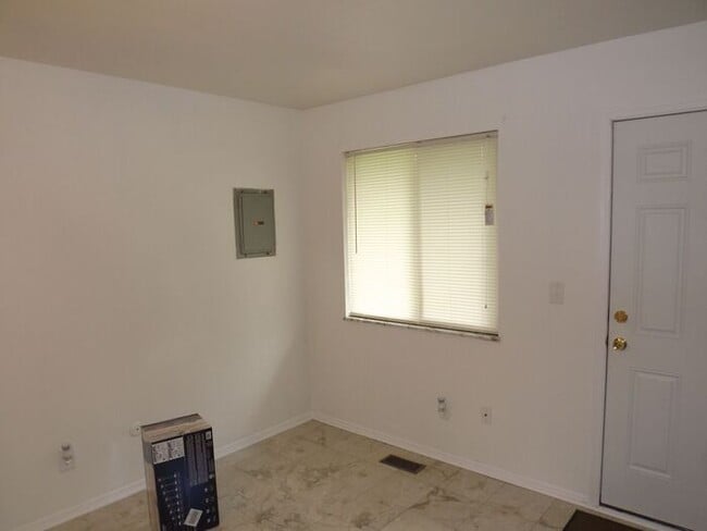 Building Photo - COMING SOON! Updated 2 bed 1 bath Condo