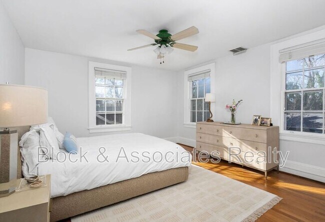 Building Photo - 1807 Sunset Dr