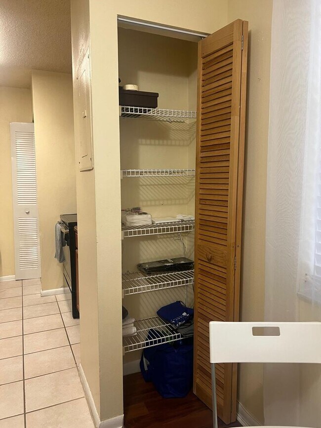 Building Photo - Fully Furnished 1-Bedroom Retreat in Windm...