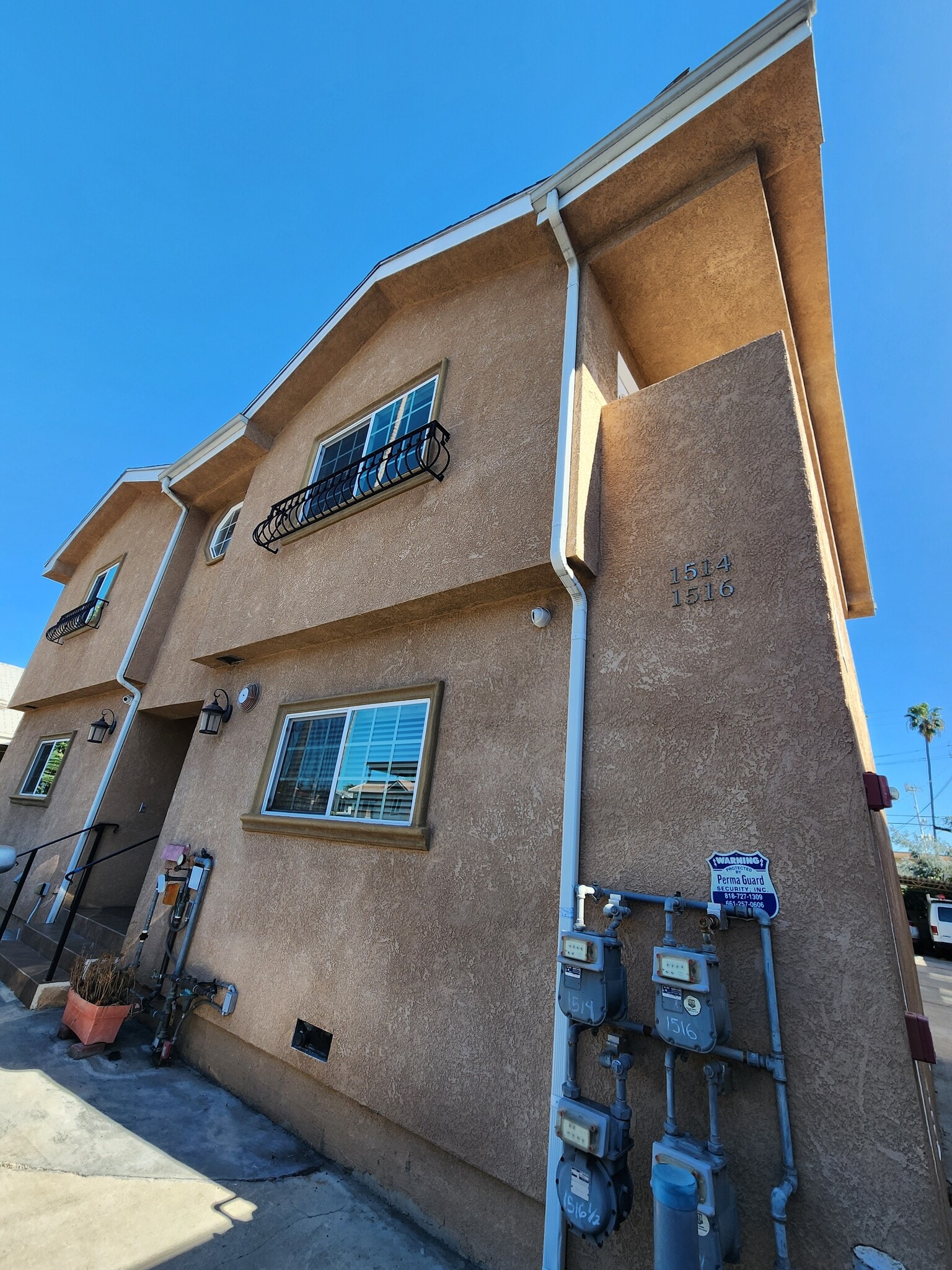 Building Photo - 1516 1/2 N Kingsley Dr