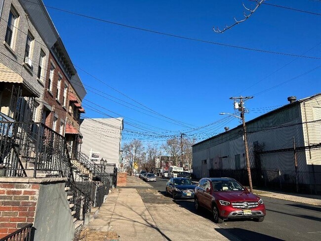 Building Photo - 141 Halladay St
