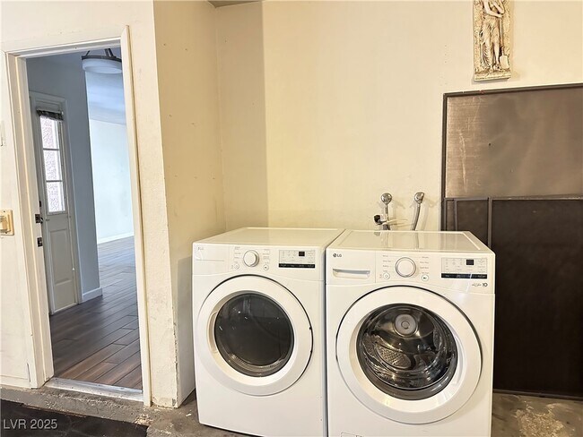 Building Photo - 3947 Delos Dr