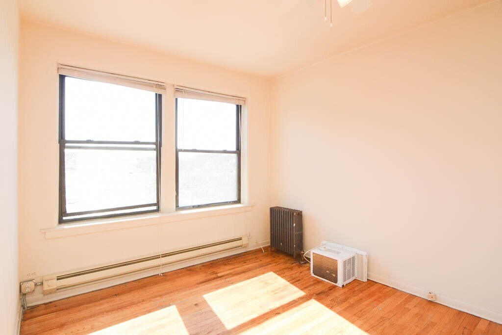 Building Photo - 1053 W George St