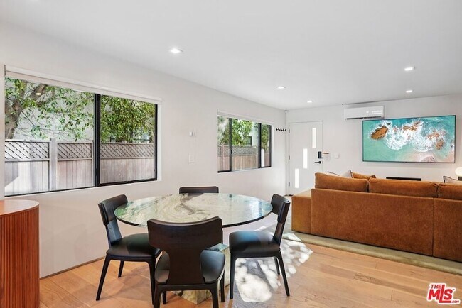 Building Photo - 838 N Mansfield Ave