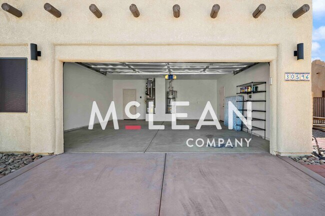 Building Photo - 3 Bed & 3 Bath Home with Private Pool & Spa