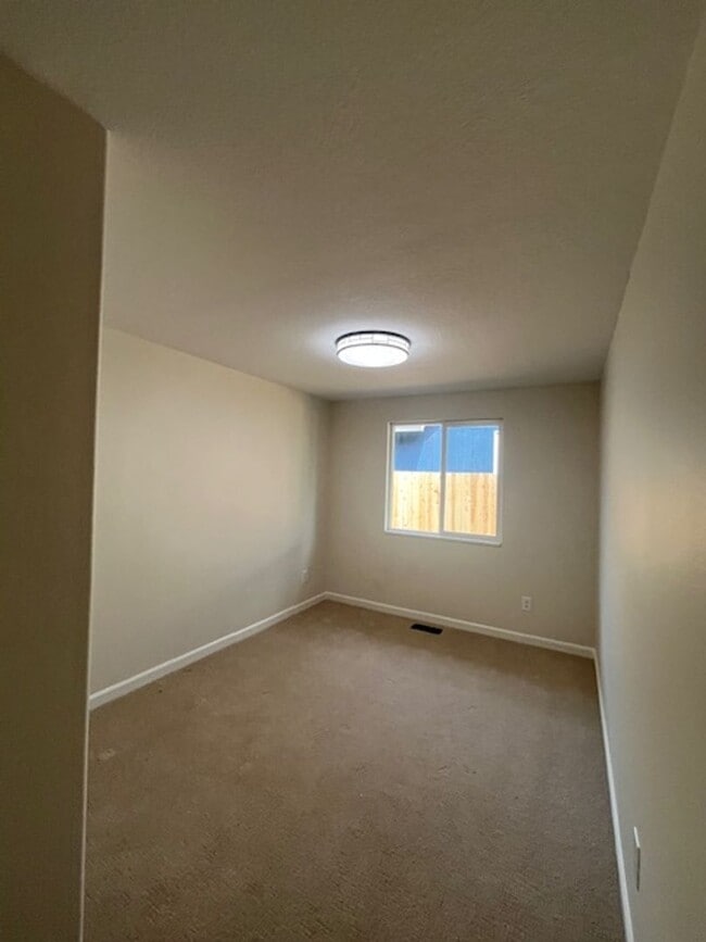 Building Photo - 3 Bedroom 2 Bath Lafayette OR 97127