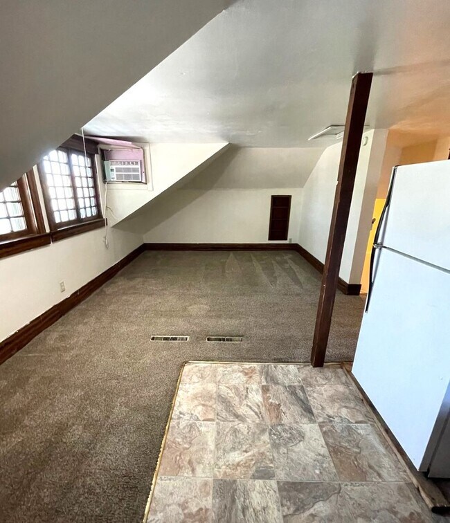 Building Photo - 2 Bedroom Top Level Apartment - ALL UTILIT...