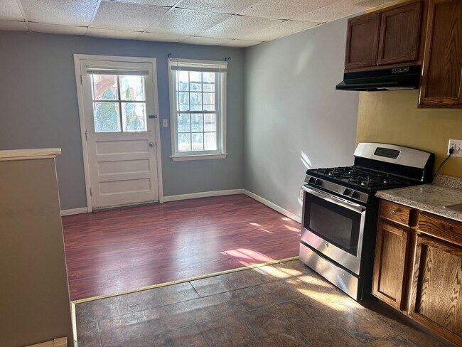 Building Photo - 5 Crescent St