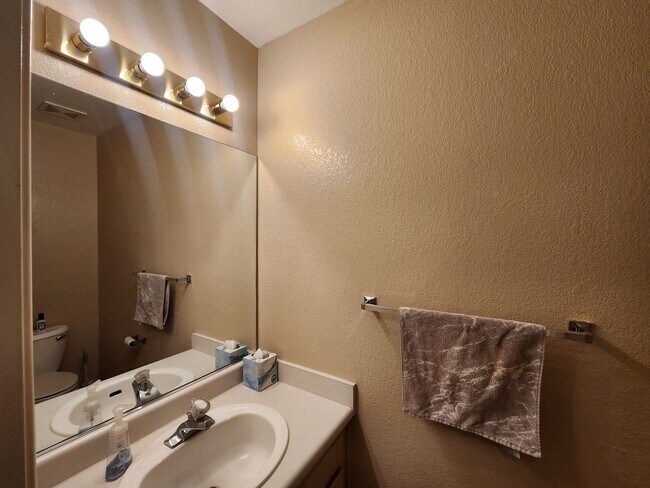 Building Photo - Modern Comfort in the Heart of Summerlin!