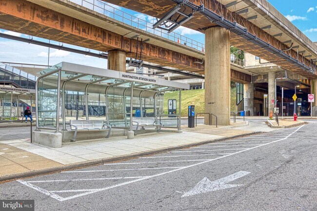 Building Photo - 5742 Governors Pond Cir