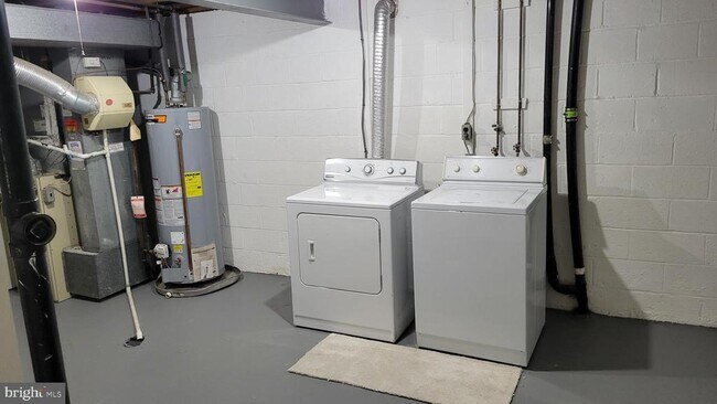 Building Photo - 2055 Pilgrim Dr