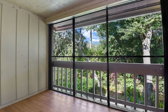 Building Photo - Charming Townhouse for Lease