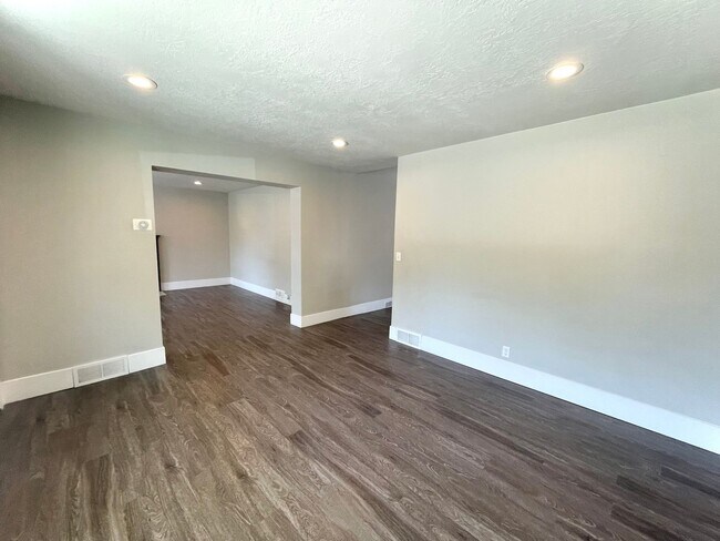 Building Photo - 2 Bed 2 Bath Provo House