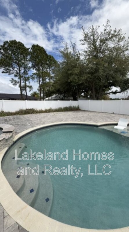 Building Photo - 5608 Lake Fox Cir