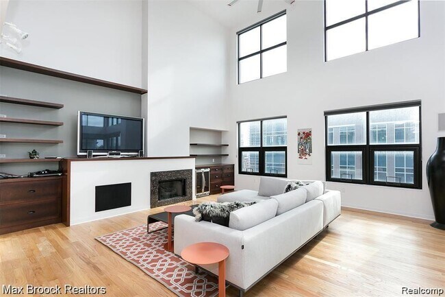 Building Photo - 100 N Center St