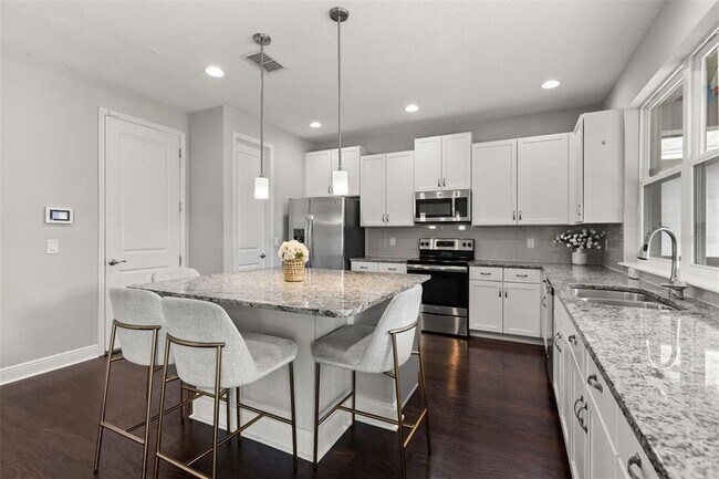 Building Photo - 2813 Roseglen Way