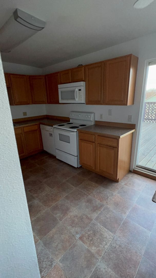 Building Photo - 3 Bedroom Apartment in Jewel Lake w/ Garage!