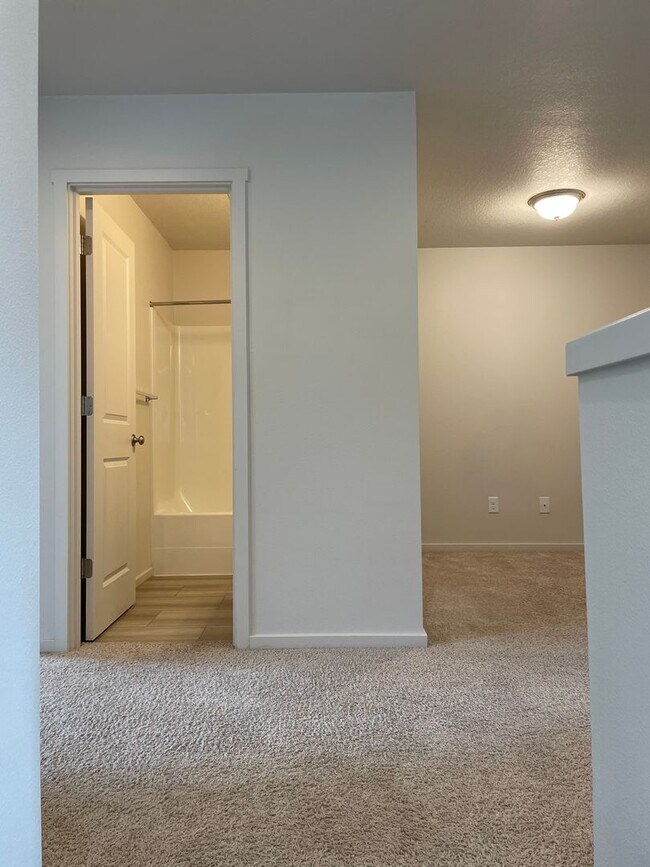 Building Photo - Spacious Vancouver Home in Cul-De-Sac With A Loft & Premium Deck!